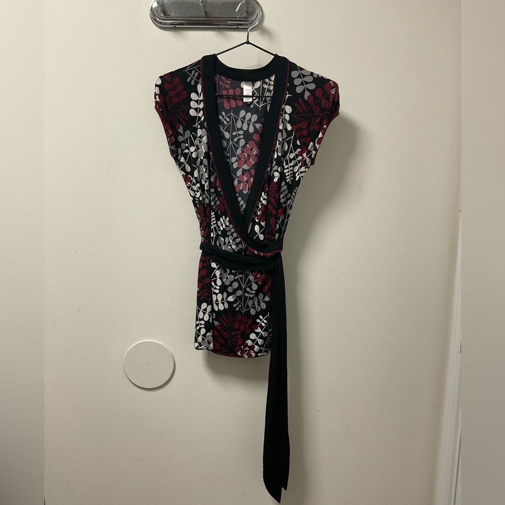 Pretty Merona Cranberry Grey & White Leaf Design On Black Cool Comfort Top! - Picture 2 of 13